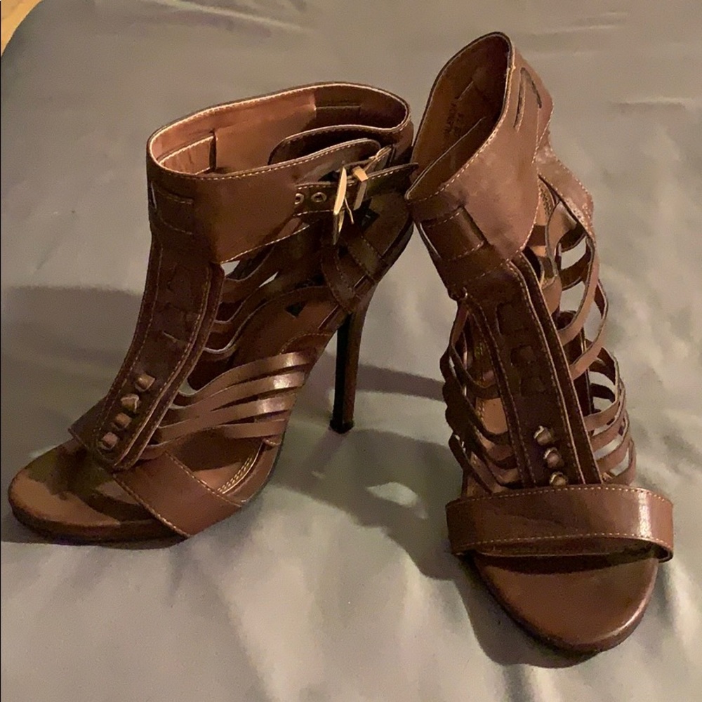 Super cute, strappy summer heels!